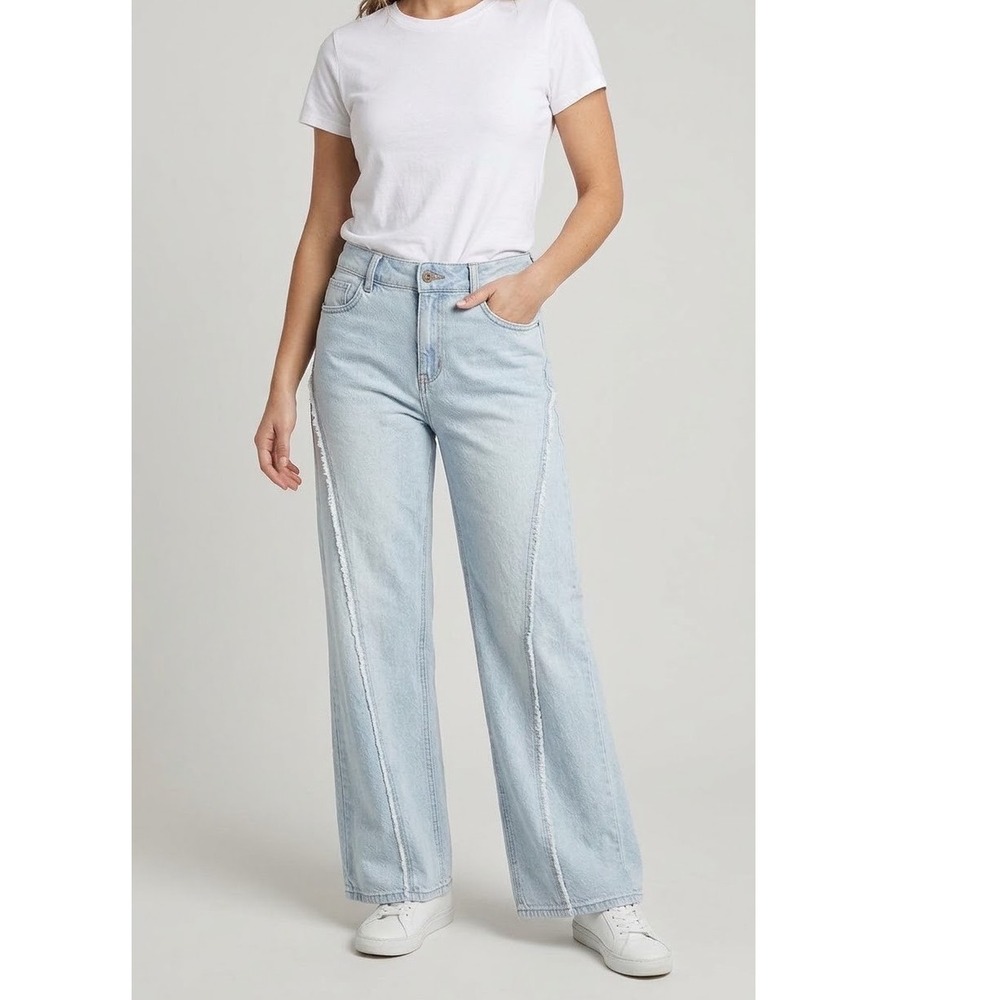 No Boundaries Wide Leg Jeans Light Wash Raw Seam Detail Women Size 8 14A0021LP